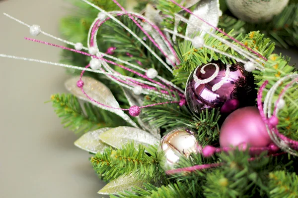 크리스마스 훈장을 가진 firtree