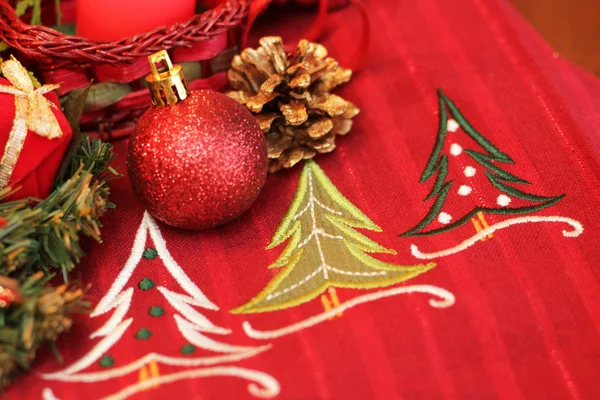 masa örtüsü ve yılbaşı süsleri