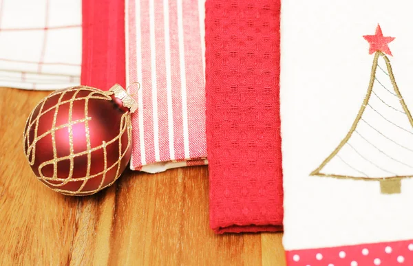 masa örtüsü ve Noel top