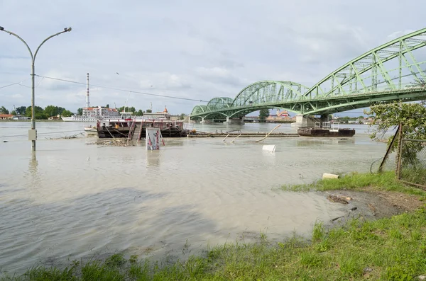 Danube river flood in town of Komarom, Hungary, 5th june 2013 — Stock Photo, Image