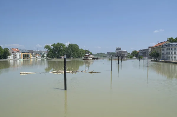 Rio Danúbio inundado no centro de Gyor — Fotografia de Stock