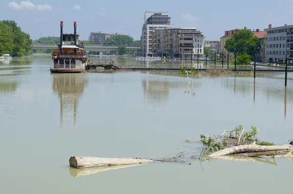 Rio Danúbio inundado no centro de Gyor — Fotografia de Stock