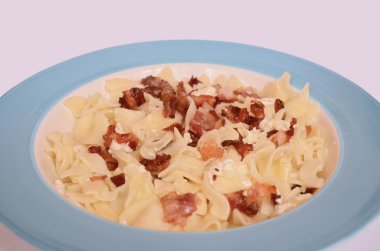 süzme peynir ve pastırma ile makarna