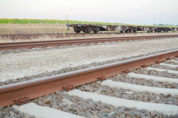 Rastreamentos ferroviários com vagões vazios abertos para o lado — Fotografia de Stock
