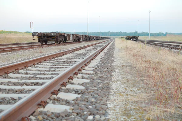 Trilhas ferroviárias com vagões abertos vazios Frente — Fotografia de Stock