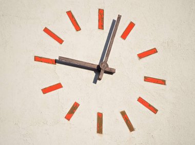 Güneşli bir günde Modern Minimalist Kule Saati Kapanışı