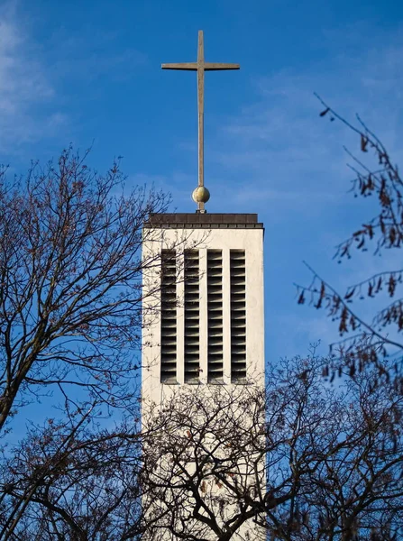 Torre Iglesia Moderna Con Big Metal Cross —  Fotos de Stock
