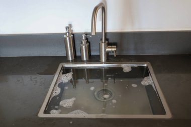 Mutfak lavabosu taşmış, kanalizasyon tıkanmış. Tesisat sorunları.