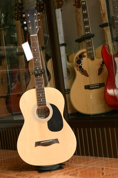 Gitarrer i butiken bakgrunden — Stockfoto