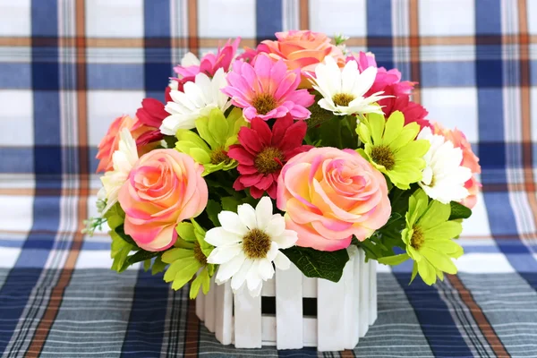 Různobarevné květiny ve váze — Stock fotografie