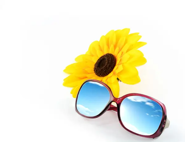 Las gafas de sol tienen el cielo de vacaciones — Foto de Stock