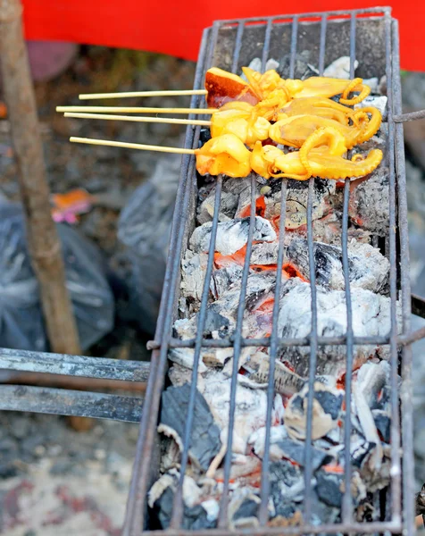 Calamari alla griglia sopra stufa calda — Foto Stock