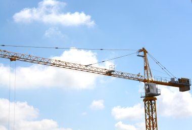 İnşaat alanında bir binanın üzerine vinç ile