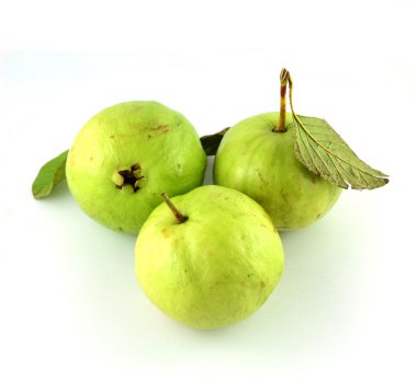 Beyaz arkaplanda guava (tropikal meyve)
