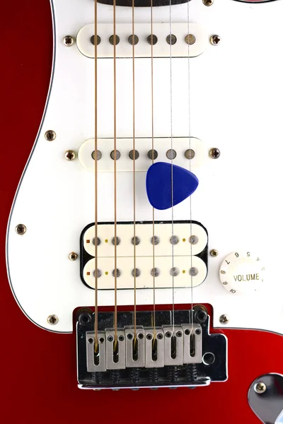 Guitarra eléctrica roja con pico en blanco —  Fotos de Stock