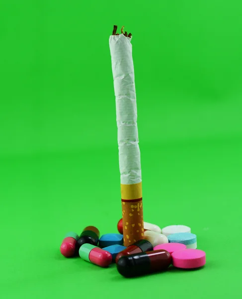 Cigaretta elpusztítja az egészségre, kezelni, a gyógyszerek. — Stock Fotó