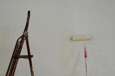 duvarlarda beyaz boyalı