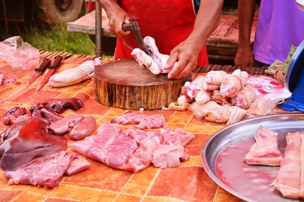 Dissekerade gris bredvid sidan promenad marknaden — Stockfoto