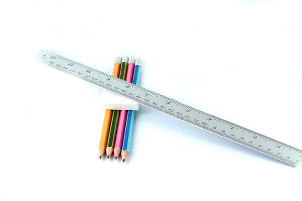 Crayons, gomme et règle sur fond blanc — Photo