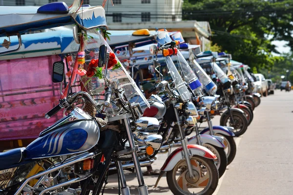 Tuks tuk w kolejce w stronę sojusznika w Tajlandii — Zdjęcie stockowe