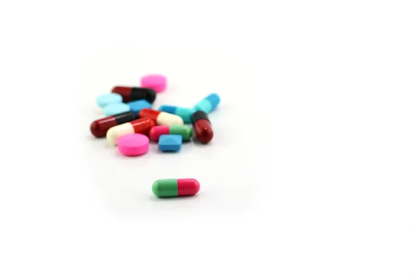 Pílulas médicas coloridas e cápsulas em fundo branco . — Fotografia de Stock