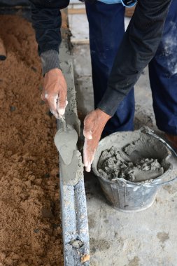 İnşaat mason çalışan Duvarcı ustası bir tuğla ile tro yapma