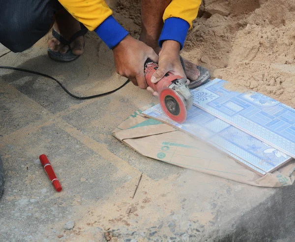 Работник мельницы режет камень электрический инструмент рабочий мозаики — стоковое фото