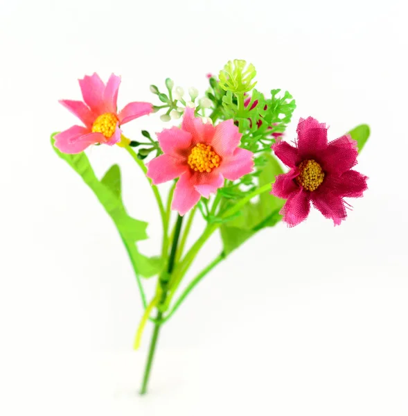 Bunte künstliche Blumenarrangements auf weißem Hintergrund — Stockfoto