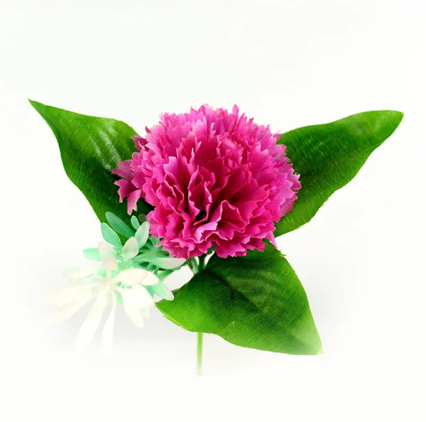 Barevné umělé květinové aranžmá na bílém pozadí — Stock fotografie