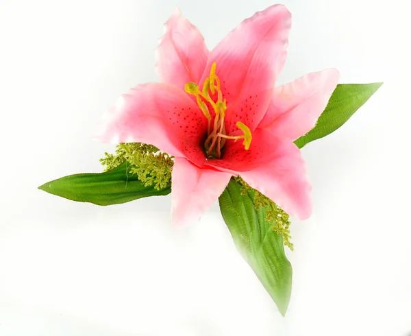 Beyaz arka plan üzerinde renkli yapay çiçek aranjman — Stok fotoğraf