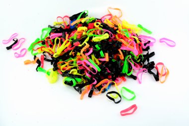 Beyaz arkaplanda izole edilmiş renkli lastik bantlar