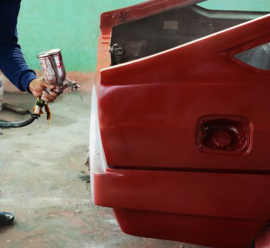 sprey boya tabancası ile el