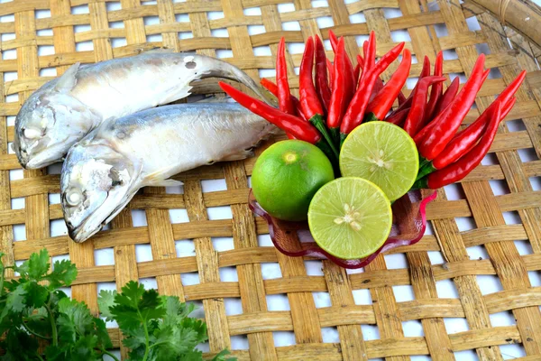 Fresh mackerel lemons and onions — Stock Photo, Image