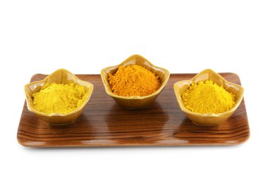 zerdeçal kökü ve toz