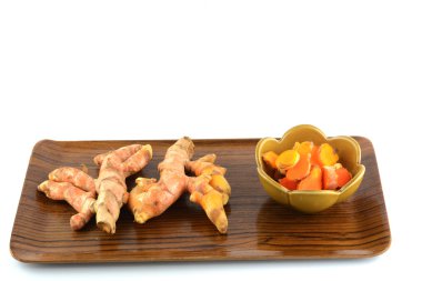 zerdeçal kökü ve toz