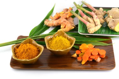 zerdeçal kökü ve toz