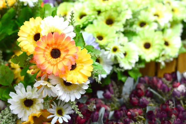 Schöne Farben der Plastikblumen — Stockfoto