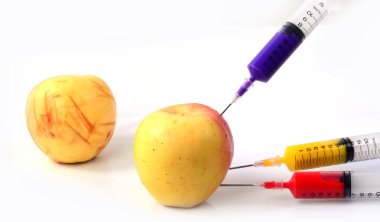 elma ve izole şırınga