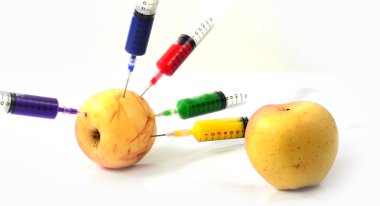 elma ve izole şırınga