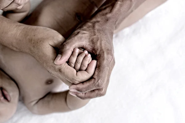Sosteniendo una mano de bebé — Foto de Stock