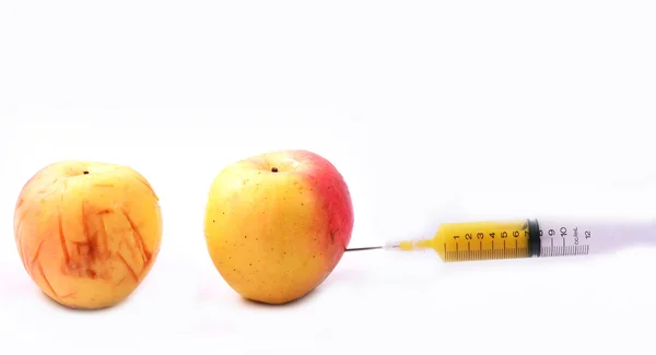 苹果和孤立的注射器 — 图库照片