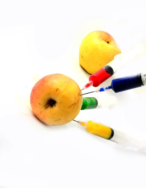 Jabłko i strzykawek na białym tle — Zdjęcie stockowe