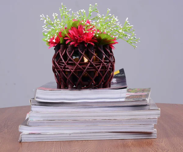 Kitap üzerinde çiçek vazo — Stok fotoğraf