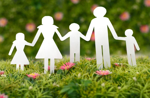 Family from paper on grass — Stock Photo, Image