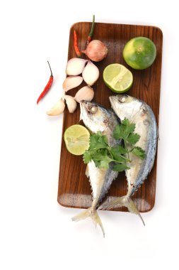 Baharat ile taze uskumru