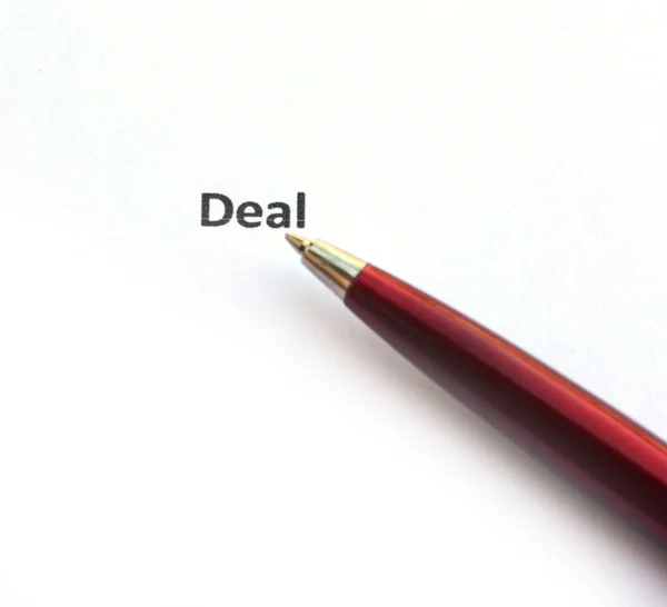 Сделка с ручкой — стоковое фото