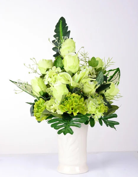 Flores verdes en jarrón aislado — Foto de Stock