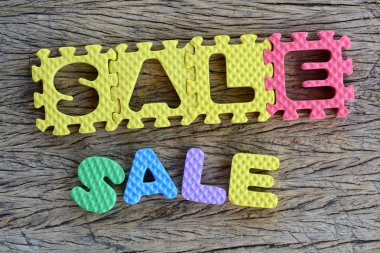 Satılık ahşap arka plan üzerinde kelime yazılı Yapboz