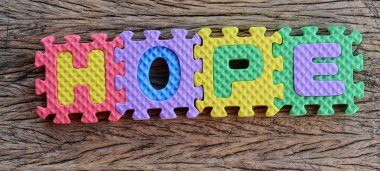 umut sözcüğü ahşap zemin üzerinde yazılı Yapboz