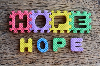 umut sözcüğü ahşap zemin üzerinde yazılı Yapboz